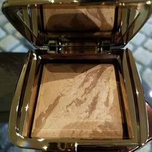 Hourglass lighting bronzer